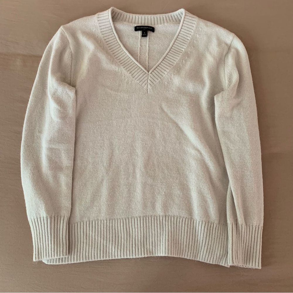 Banana Republic Cream V-Neck Sweater Timeless Knit